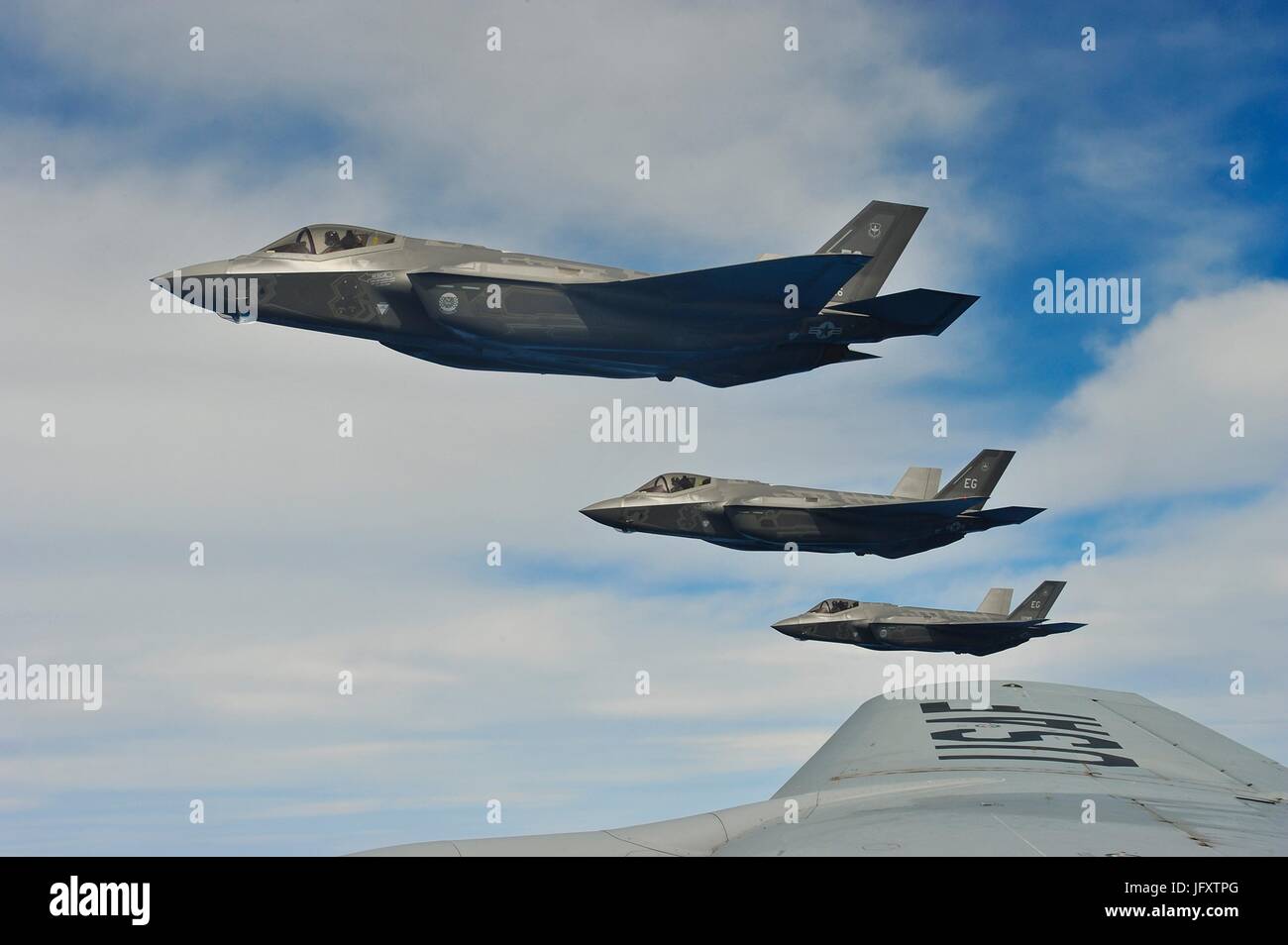 Stati Uniti Air Force F-35un fulmine II Stealth Fighter Aircraft volare in formazione Maggio 13, 2013 al largo delle coste della Florida. (Foto di Donald R. Allen via Planetpix) Foto Stock