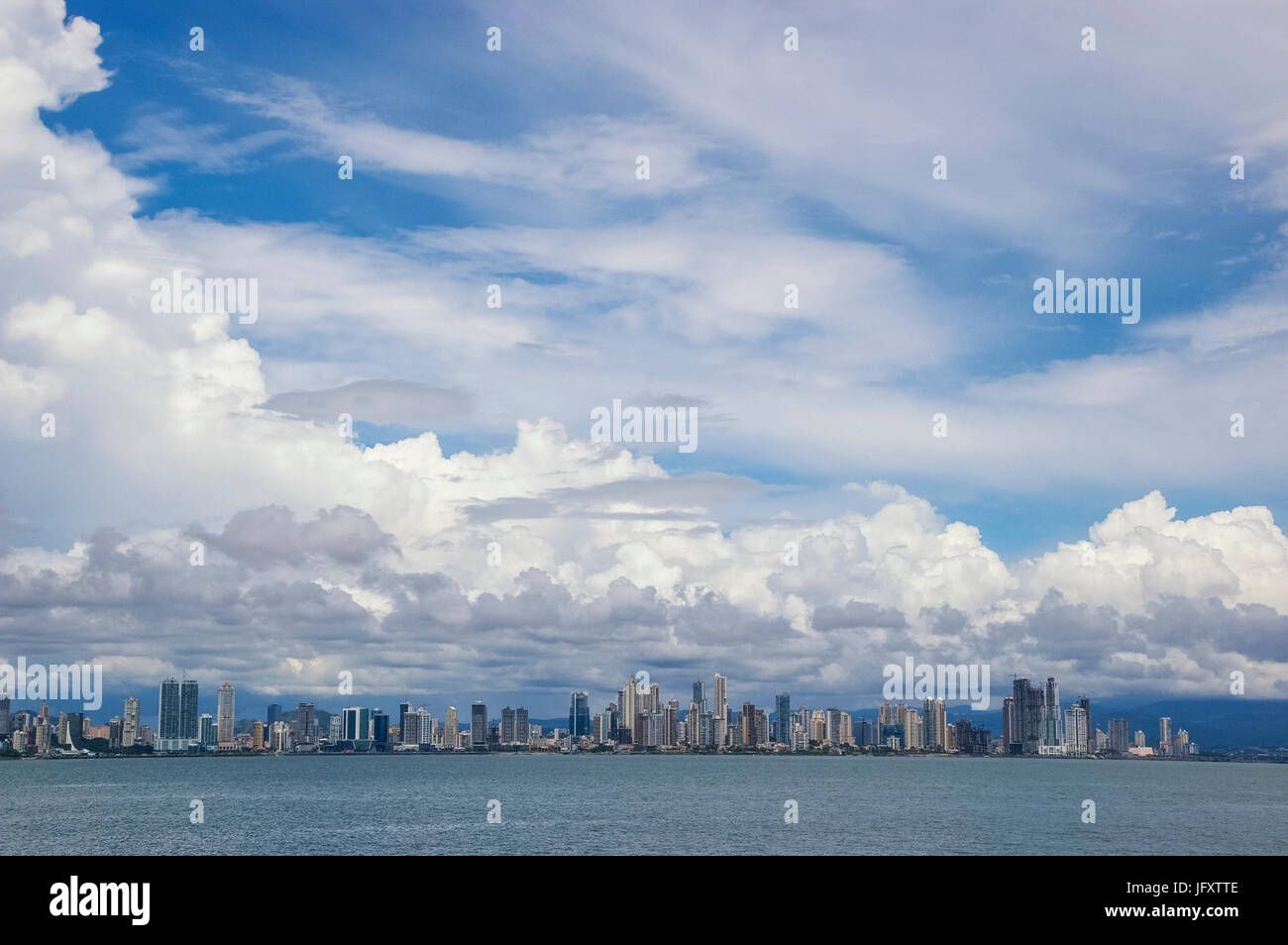 Panama City Panorama vista dall'Oceano Pacifico con un sacco di sky Foto Stock