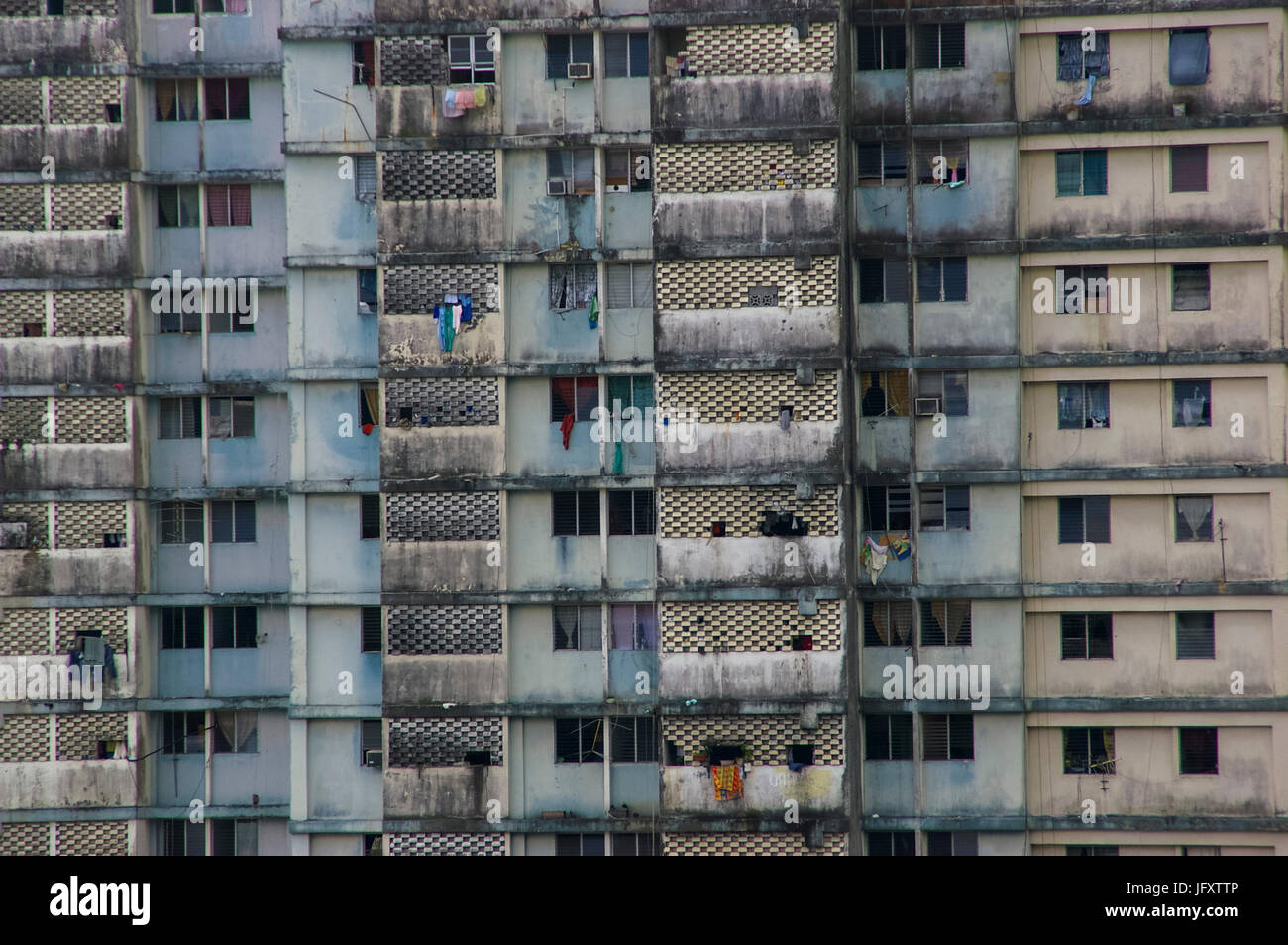 Vecchio e brutto edificio di appartamenti nella città di Panama Panama Foto Stock