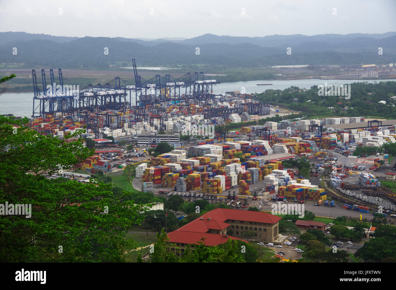 Porto di Balboa, Città di Panama Panama con molti contenitori e gru Foto Stock