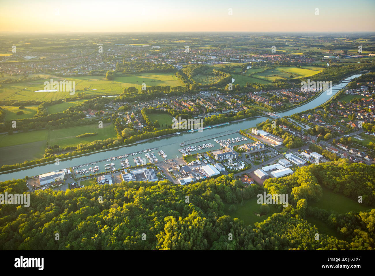 Marina Rünthe GmbH & Co. KG, ristorante Am Yachthafen, Datteln-Hamm-Kanal, Yachten, Boote, Marina, Anlegstege, Bergkamen, Ruhrgebiet, Nordrhein-Westfa Foto Stock
