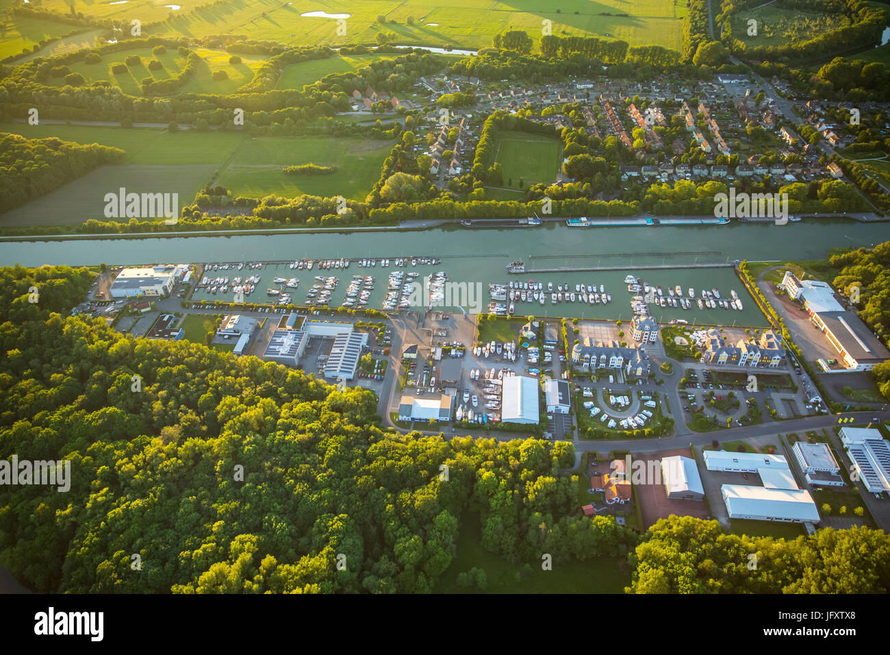 Marina Rünthe GmbH & Co. KG, ristorante Am Yachthafen, Datteln-Hamm-Kanal, Yachten, Boote, Marina, Anlegstege, Bergkamen, Ruhrgebiet, Nordrhein-Westfa Foto Stock