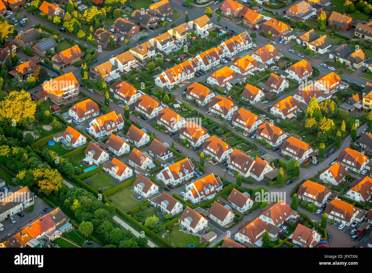 Insediamento residenziale Weidenweg, case a schiera, immobili residenziali, tetti in tegole rosse, Bergkamen, zona della Ruhr, Renania settentrionale-Vestfalia, Germania,Wo Foto Stock