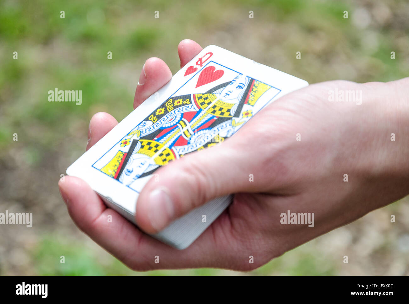 Una mano che tiene un mazzo di carte da gioco. Foto Stock