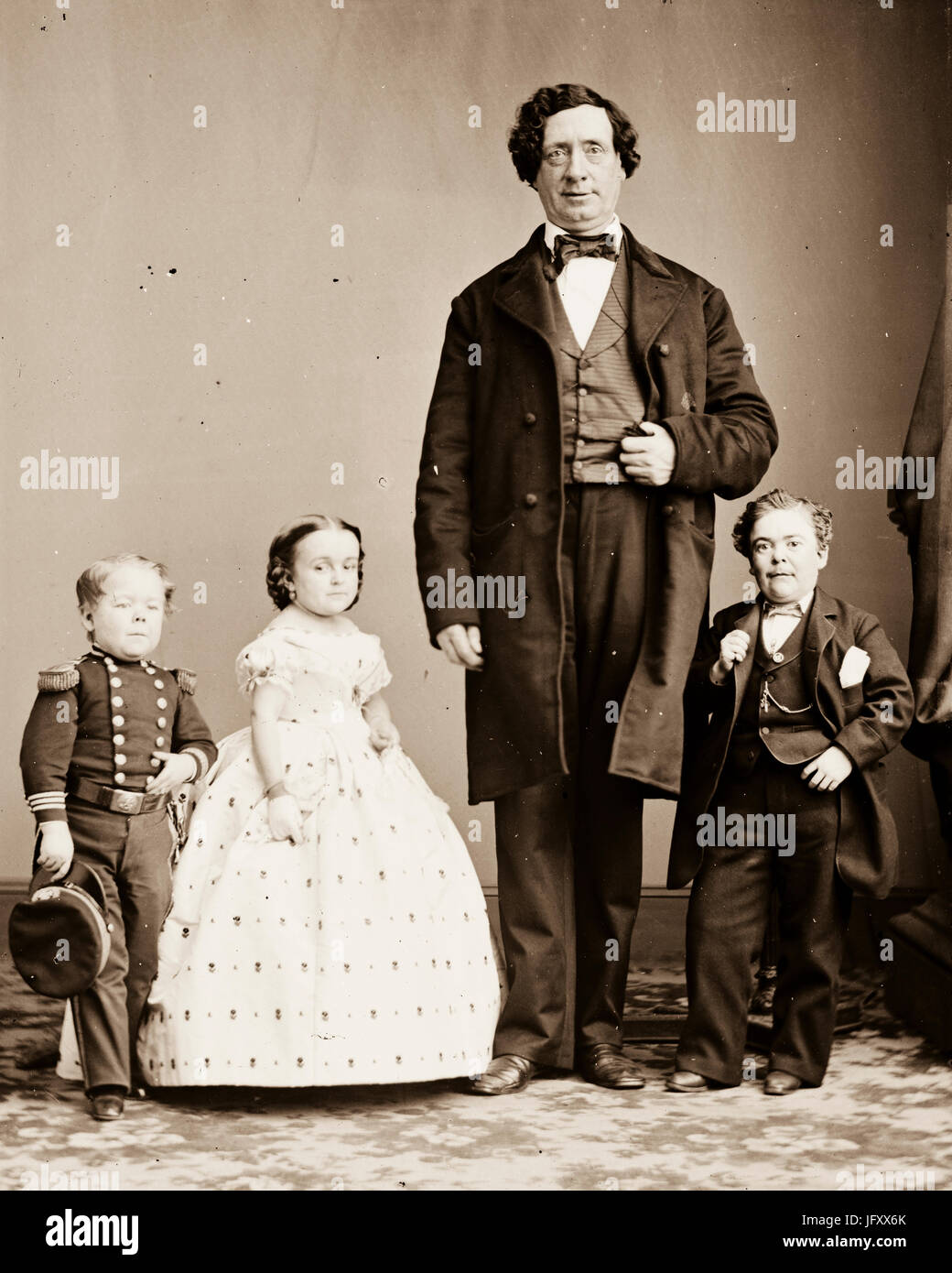 Gen. Tom Thumb, Miss Lavinia Warren, il Gigante creato/pubblicato: [tra il 1855 e il 1865] Foto Stock