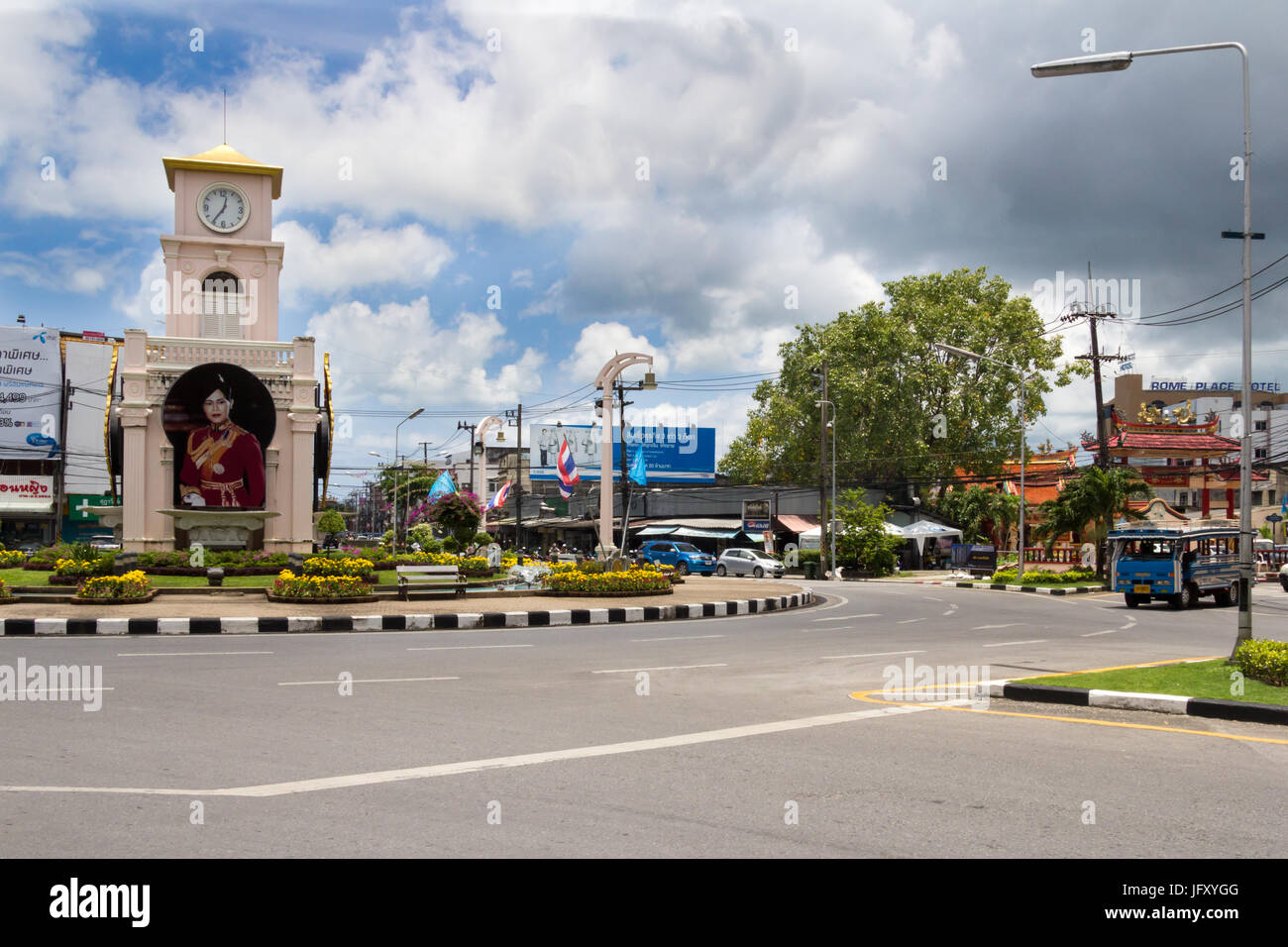 La torre dell orologio e rotonda a Surin Circle, città di Phuket, Tailandia Foto Stock