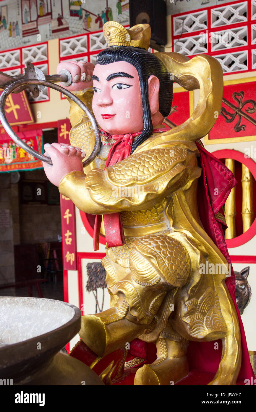 Statua in un cinese tempio buddista nella vecchia città di Phuket, Tailandia Foto Stock