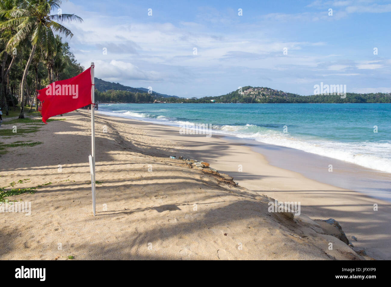 Bandiera rossa avvertimento contro il nuoto a causa di condizioni pericolose su Bang Tao Beach, Phuket, Tailandia Foto Stock