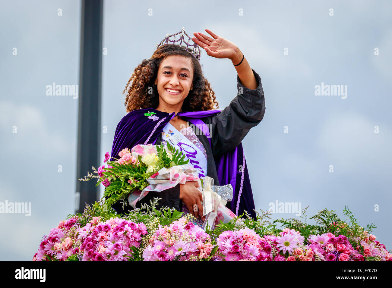 Portland, Oregon, Stati Uniti d'America - 10 Giugno 2017: Spokane Lilla Mini-Float Festival nella Grande sfilata floreale, come esso si estendeva attraverso la pioggia, in Portland Foto Stock