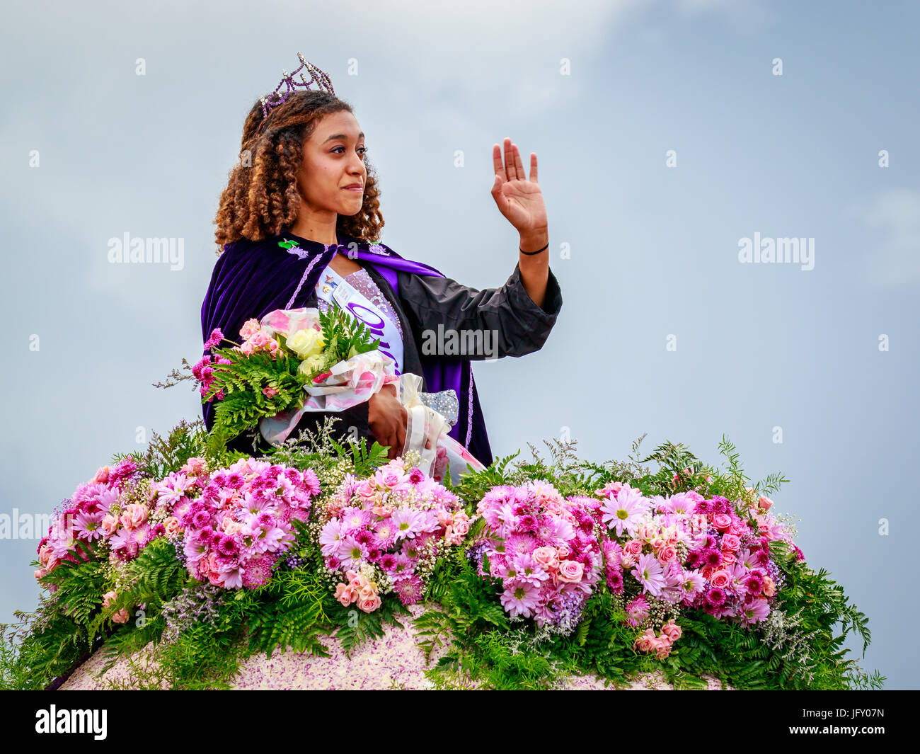 Portland, Oregon, Stati Uniti d'America - 10 Giugno 2017: Spokane Lilla Mini-Float Festival nella Grande sfilata floreale, come esso si estendeva attraverso la pioggia, in Portland Foto Stock