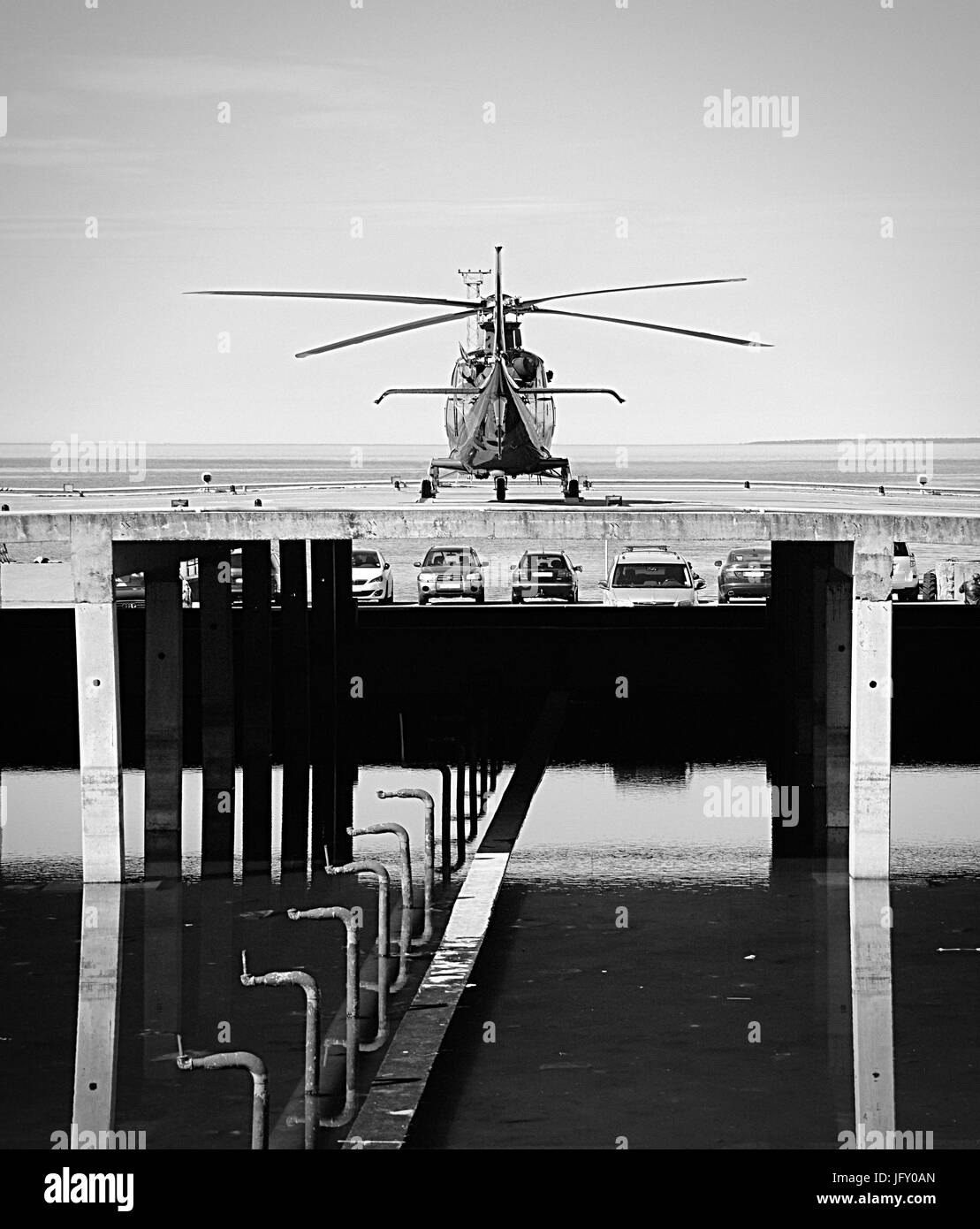 Elicottero nel porto di Tallinn Foto Stock
