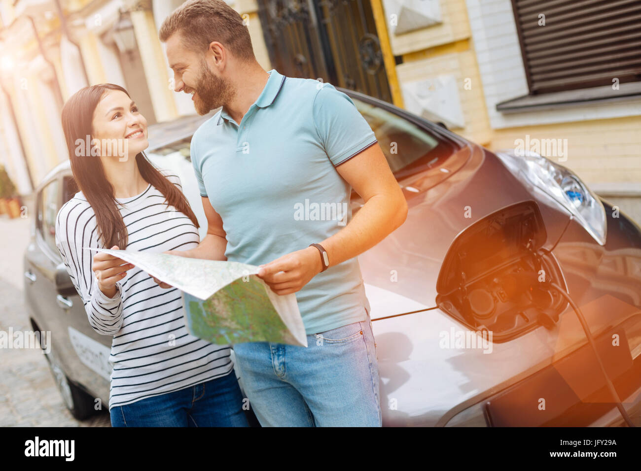 Amare giovane di scegliere la loro destinazione successiva Foto Stock