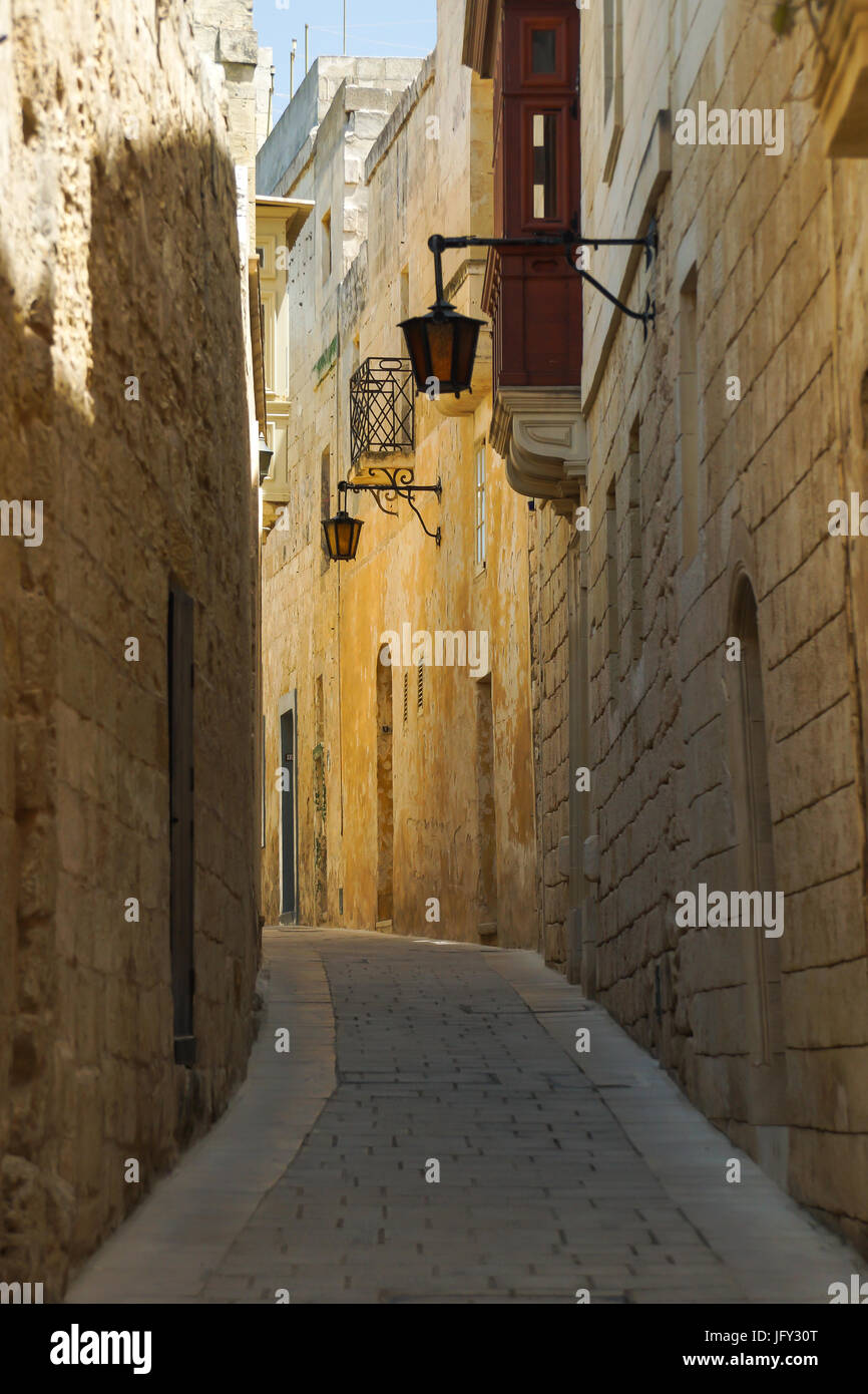 Una tipica strada di Mdina, Malta è anche conosciuta come la città silenziosa" Foto Stock