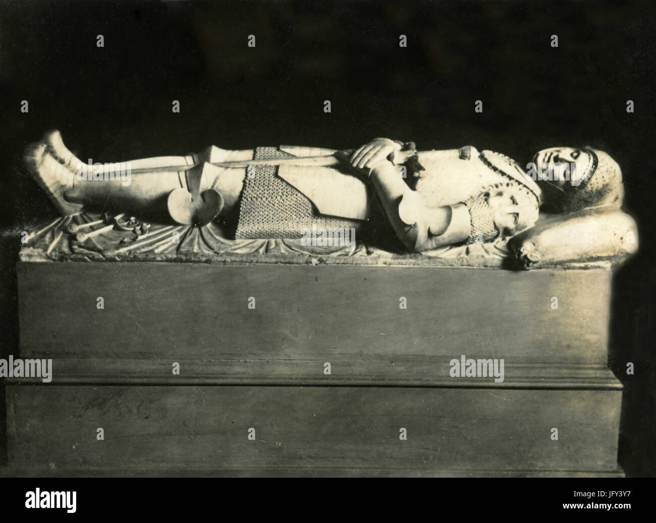 Sacophagus di un guerriero medievale, Italia Foto Stock