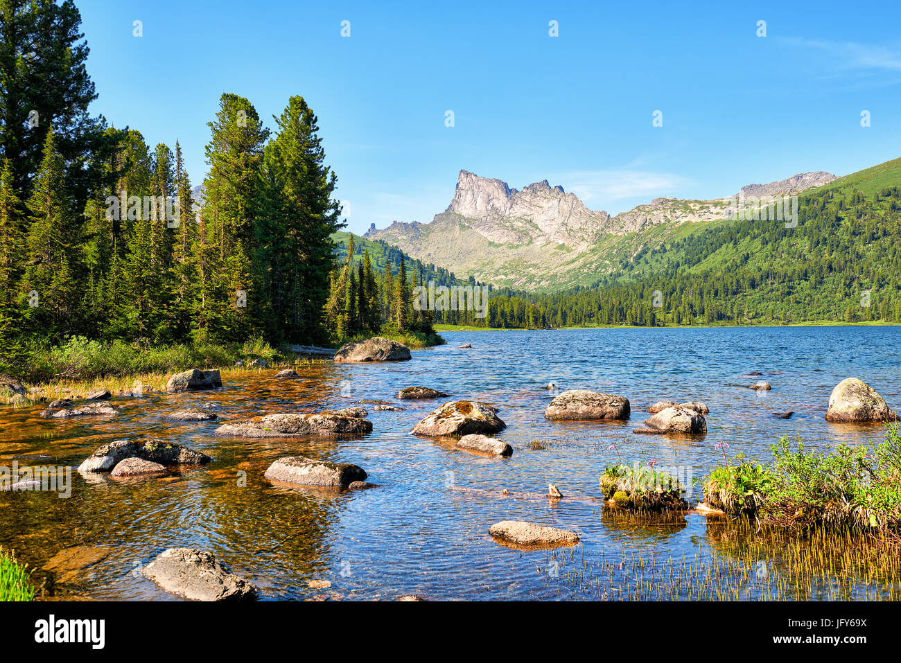 Il lago in montagna la taiga. Il Parco di natura Ergaki. Regione di Krasnoyarsk. La Russia Foto Stock