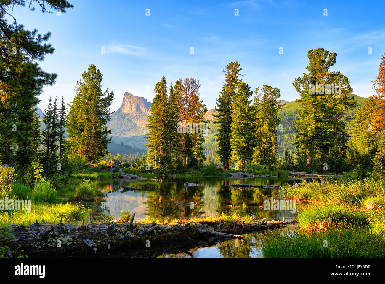 Bella serata dalle acque del piccolo lago. Il Parco di natura Ergaki. Western Sayan. La Russia Foto Stock