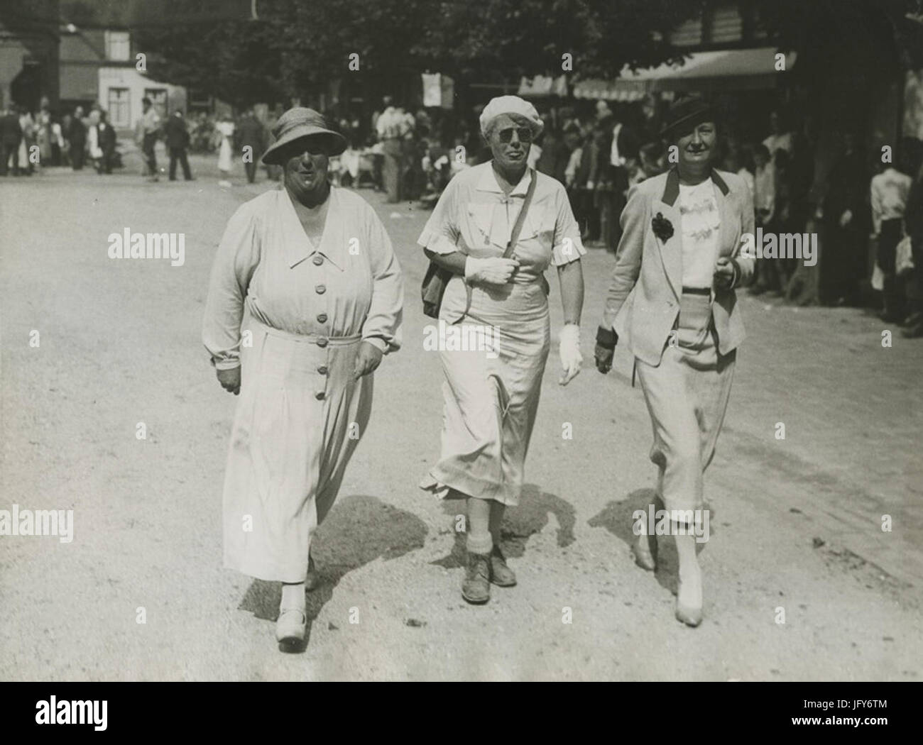 Questa immagine raffigura tre partecipanti durante un evento giornaliero di 40 km a Wijchen, mostrando gli atleti durante il secondo giorno della gara. Foto Stock