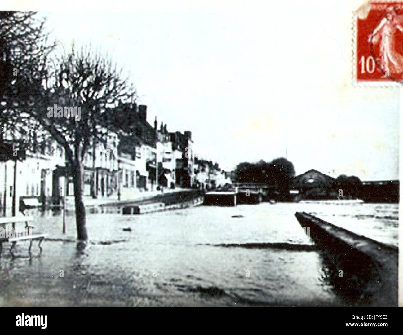 Crue de l'Yonne au Port aux vins à Joigny en 1910 Foto Stock