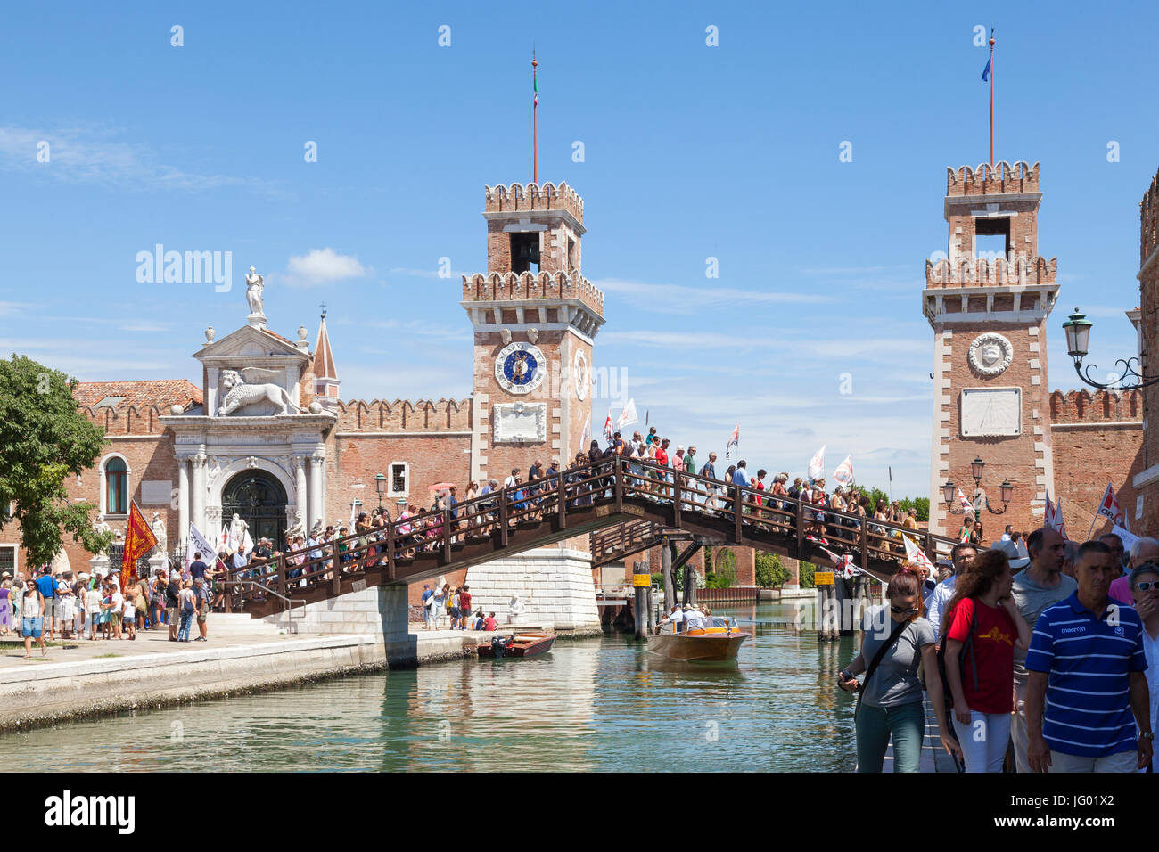 Venezia, Veneto, Italia 02 luglio 2017. Marcia di protesta a partire allâ Arsenale per gli enti locali veneziani per protestare la conversione dei punti di riferimento storici e gli edifici della città in accomaodation turistiche, i ristoranti e le attrazioni come pure la presenza costante di grandi navi da crociera che entrano la Giudeca canal e porto sotto lo slogan No Grandi Navi. I manifestanti si vede attraversando il Ponte de L' Arsenal o del Paradiso ponte e rendendo il loro modo per il lungomare e poi nella città con i loro striscioni e bandiere. Maria di credito Clarke/Alamy Live News Foto Stock