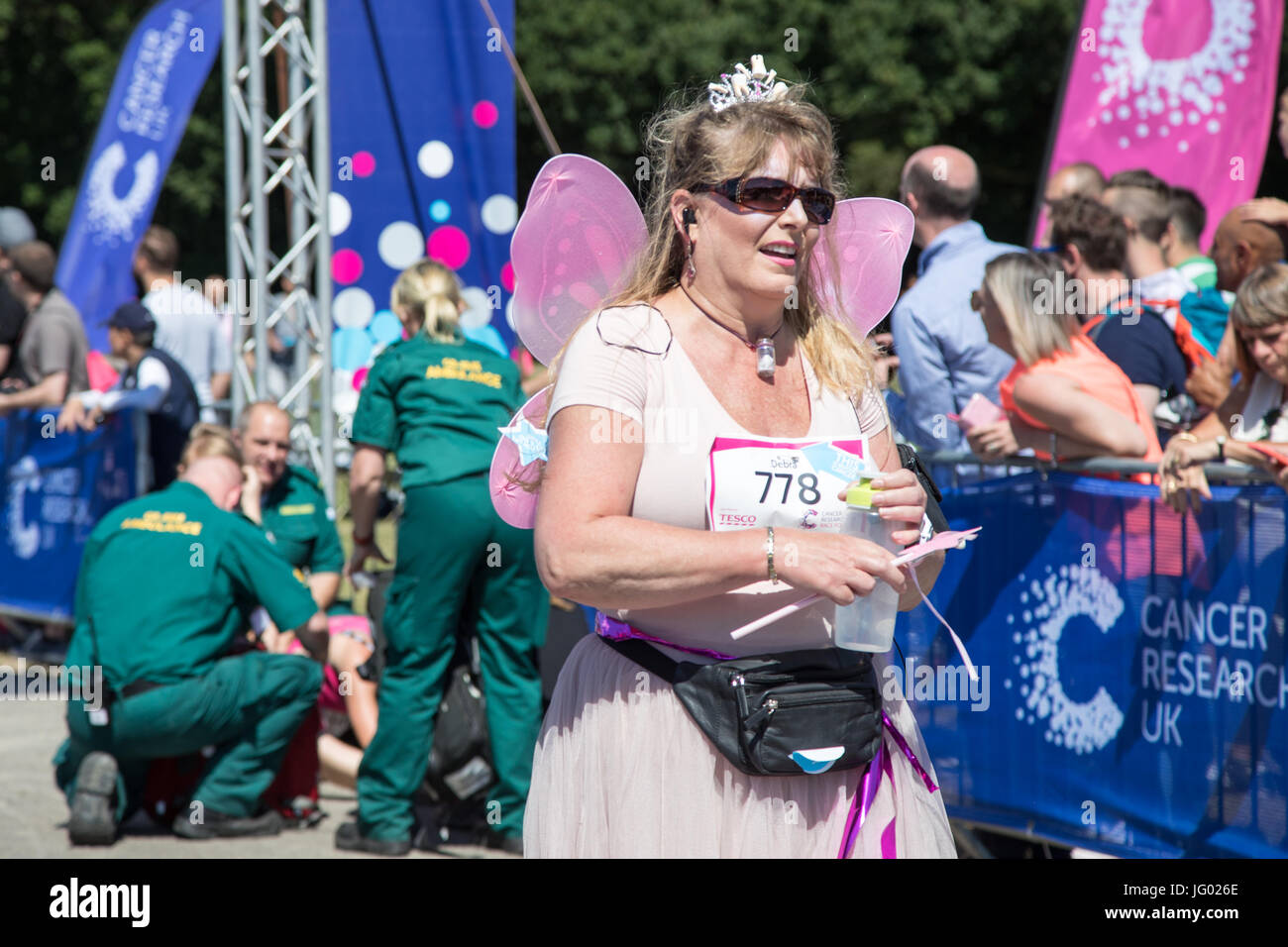 Southampton, Regno Unito. 02Luglio, 2017. Giovane atleta, che soffrono di esaurimento di calore, è di aiuto da parte di personale paramedico al traguardo della corsa per la vita. Questa gara annuale è gestito da donne per raccogliere fondi per la ricerca sul cancro. Credito: Jane Rix/Alamy Live News Foto Stock