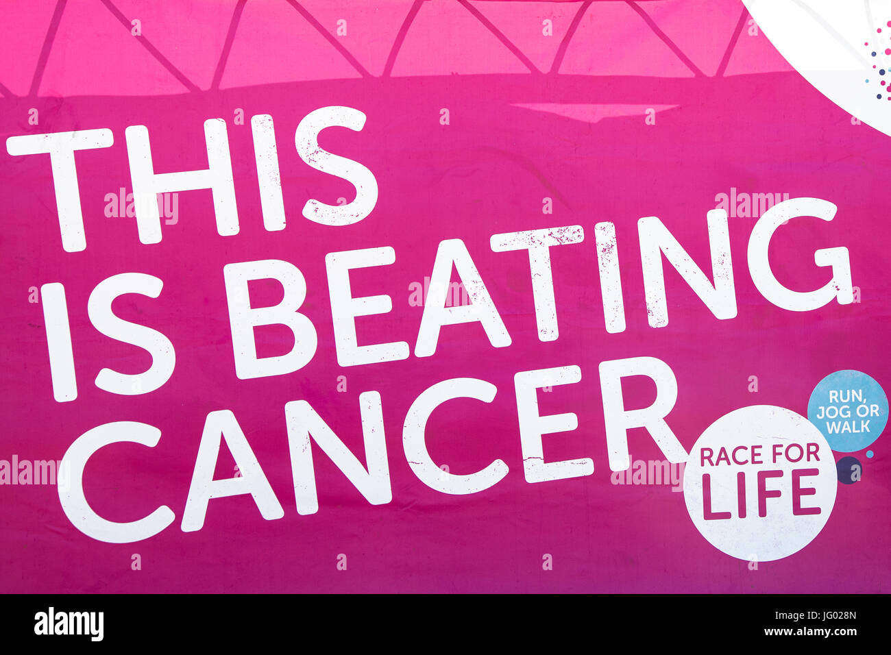 Southampton, Regno Unito 02Luglio, 2017 Corsa per la vita banner. Questa gara annuale è gestito da donne e bambini per raccogliere fondi per la ricerca sul cancro e in onore di coloro che sono morti o sono affetti dalla malattia. Credito: Jane Rix/Alamy Live News Foto Stock