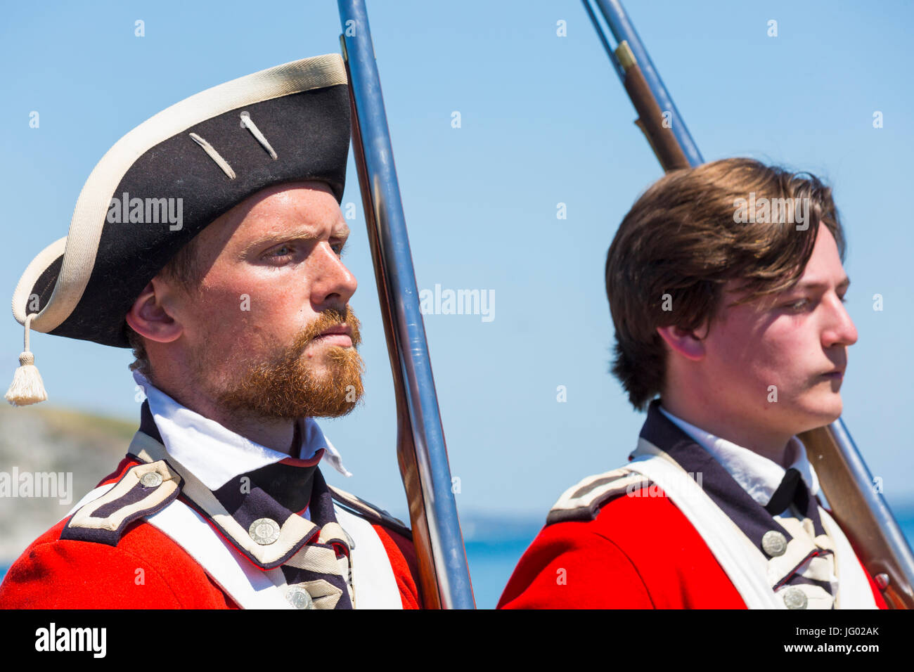 Swanage, Dorset, Regno Unito il 2 luglio 2017. La folla si scende a Swanage per la Purbeck Festa dei Pirati, per raccogliere fondi per la manutenzione di Swanage Pier. Rievocazione storica battaglia di Redcoats contro i pirati. Credito: Carolyn Jenkins/Alamy Live News Foto Stock