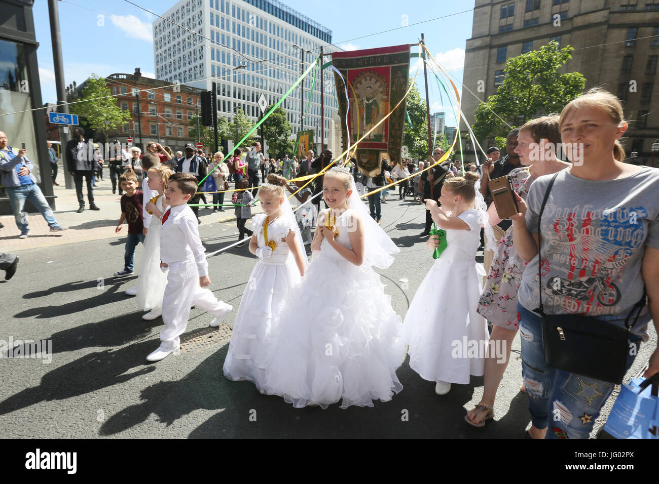 Manchester, Regno Unito. 2 Luglio, 2017. . Bambini camminano con la Madonna del Rosario processione attraverso Manchester,2 Luglio, 2017 Credit: Barbara Cook/Alamy Live News Foto Stock