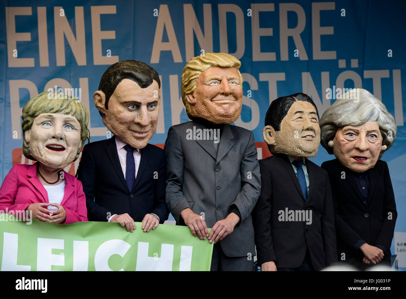 Amburgo, Germania. 02Luglio, 2017. rally di protesta contro il summit G-20 nel luglio 2017, la maschera del G20 politici in capo come Angela Merkel (sinistra), Donald Trump (centrale), Theresa Maggio (a destra) / Deutschland, Amburgo, protesta Demo gegen G20 Gipfel in Hamburg Credito: Joerg Boethling/Alamy Live News Foto Stock