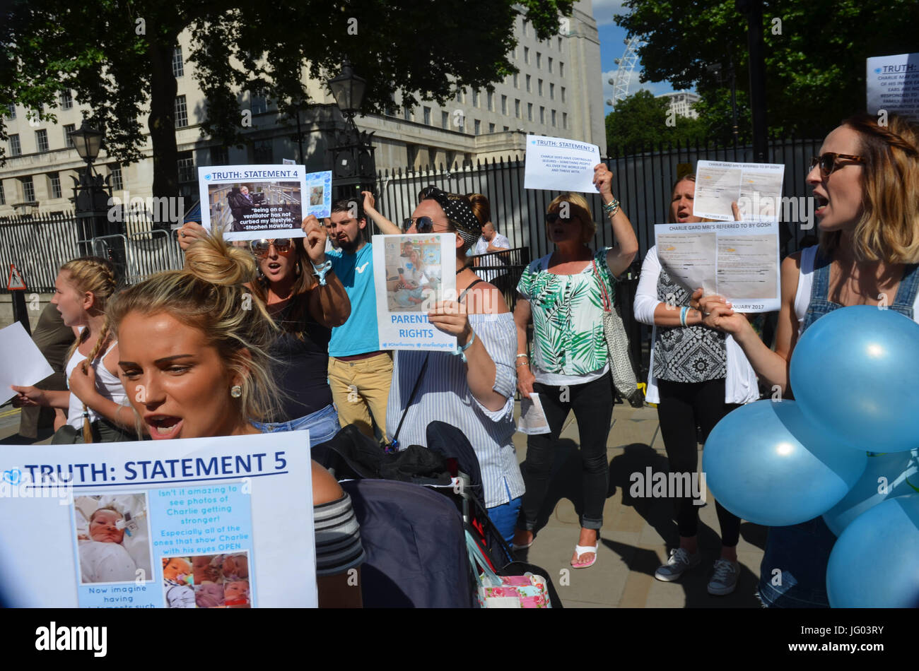 Richmond Terrace, Whitehall, Londra, Regno Unito. 2 Luglio, 2017. La famiglia, gli amici e sostenitori di Charlie Gard, il bambino al centro della controversia legale come a se o non la sua condizione dovrebbe essere trattata, soddisfatte fino di fronte a Downing Street per chiedere PM Theresa può intervenire nel caso. Credito: Philip Robins/Alamy Live News Foto Stock