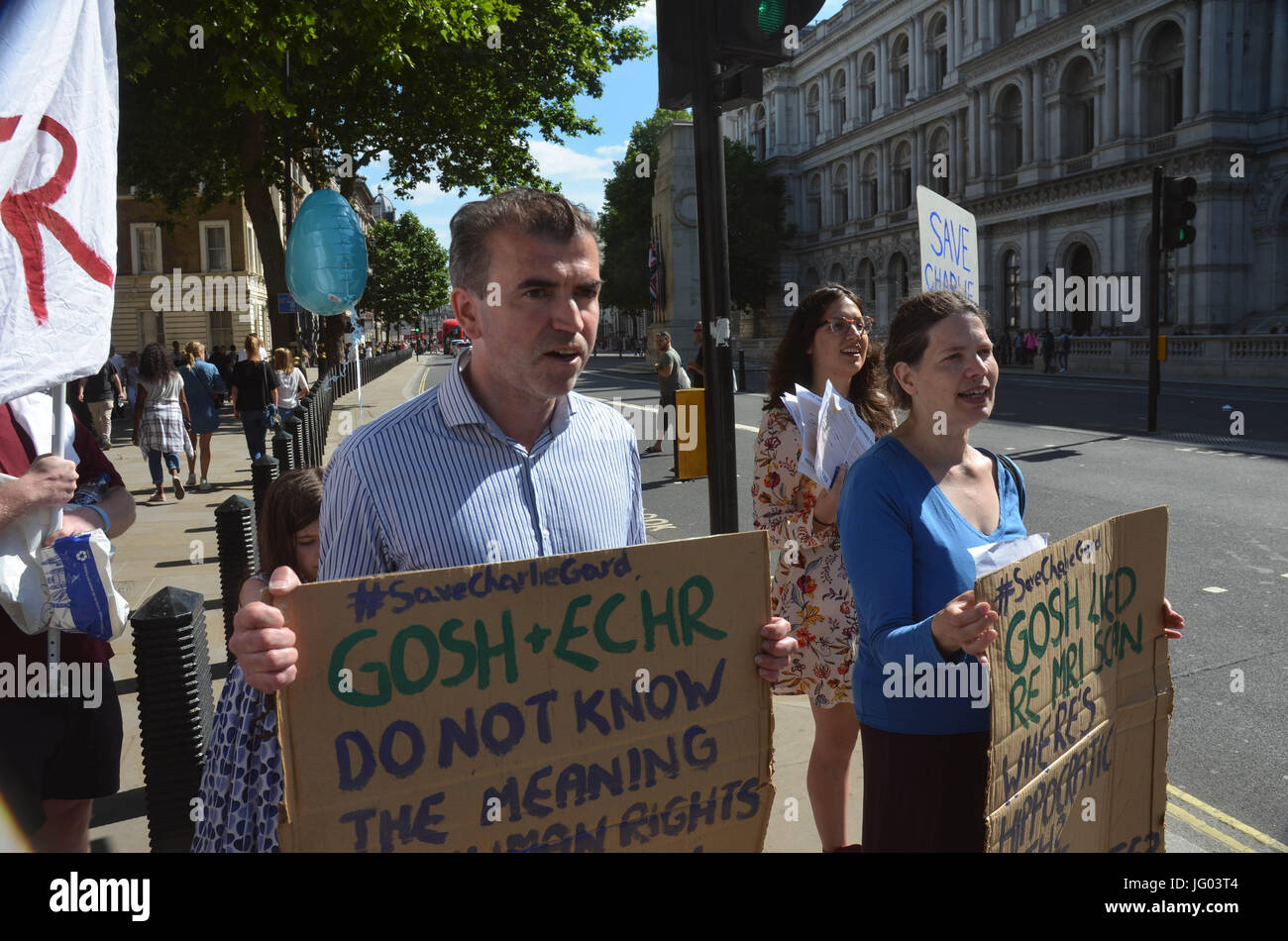 Richmond Terrace, Whitehall, Londra, Regno Unito. 2 Luglio, 2017. La famiglia, gli amici e sostenitori di Charlie Gard, il bambino al centro della controversia legale come a se o non la sua condizione dovrebbe essere trattata, soddisfatte fino di fronte a Downing Street per chiedere PM Theresa può intervenire nel caso. Credito: Philip Robins/Alamy Live News Foto Stock