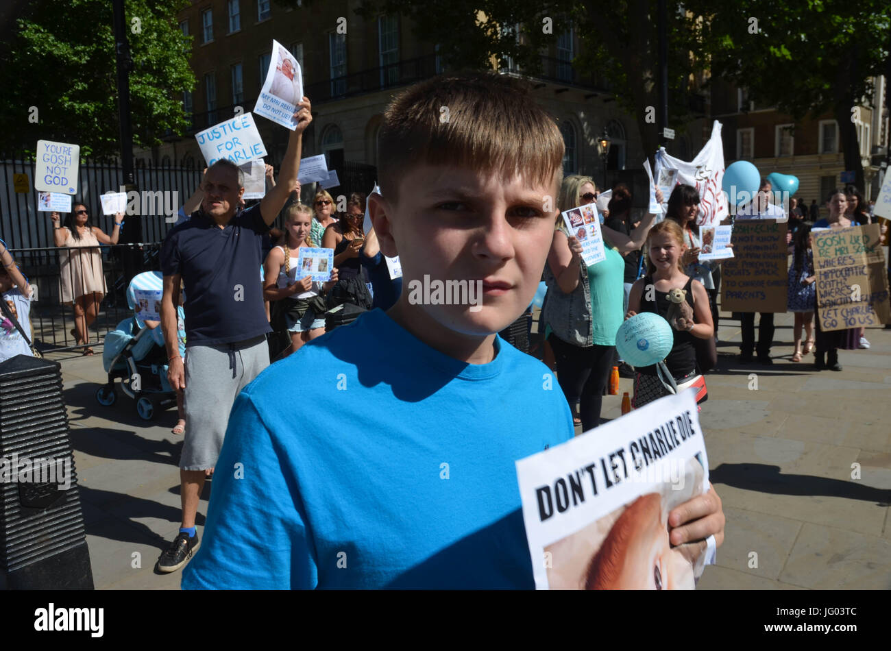 Richmond Terrace, Whitehall, Londra, Regno Unito. 2 Luglio, 2017. La famiglia, gli amici e sostenitori di Charlie Gard, il bambino al centro della controversia legale come a se o non la sua condizione dovrebbe essere trattata, soddisfatte fino di fronte a Downing Street per chiedere PM Theresa può intervenire nel caso. Credito: Philip Robins/Alamy Live News Foto Stock