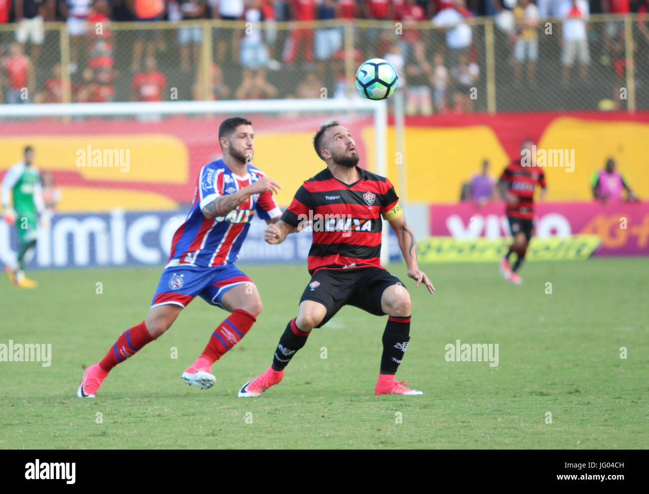 Salvador, Brasile. 02Luglio, 2017. Zé Rafael do Bahia e Willian Farias fare Vitoria durante il Vitoria vs. Bahia svoltosi domenica (02), un match valido per l'undicesimo round del 2017 Campionato brasiliano tenutosi a Manoel Barradas Stadium (Barradão) in Salvador, Bahia. Credito: Tiago Caldas/FotoArena/Alamy Live News Foto Stock