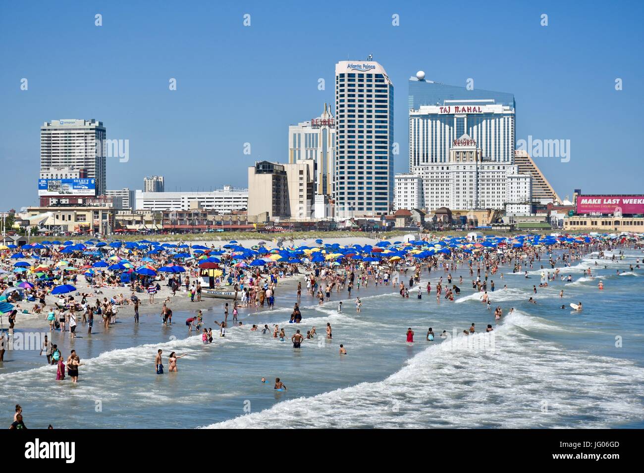 Turisti e villeggianti godendo della splendida spiaggia meteo a Atlantic  City New Jersey sulla trafficata 4 luglio weekend Foto stock - Alamy