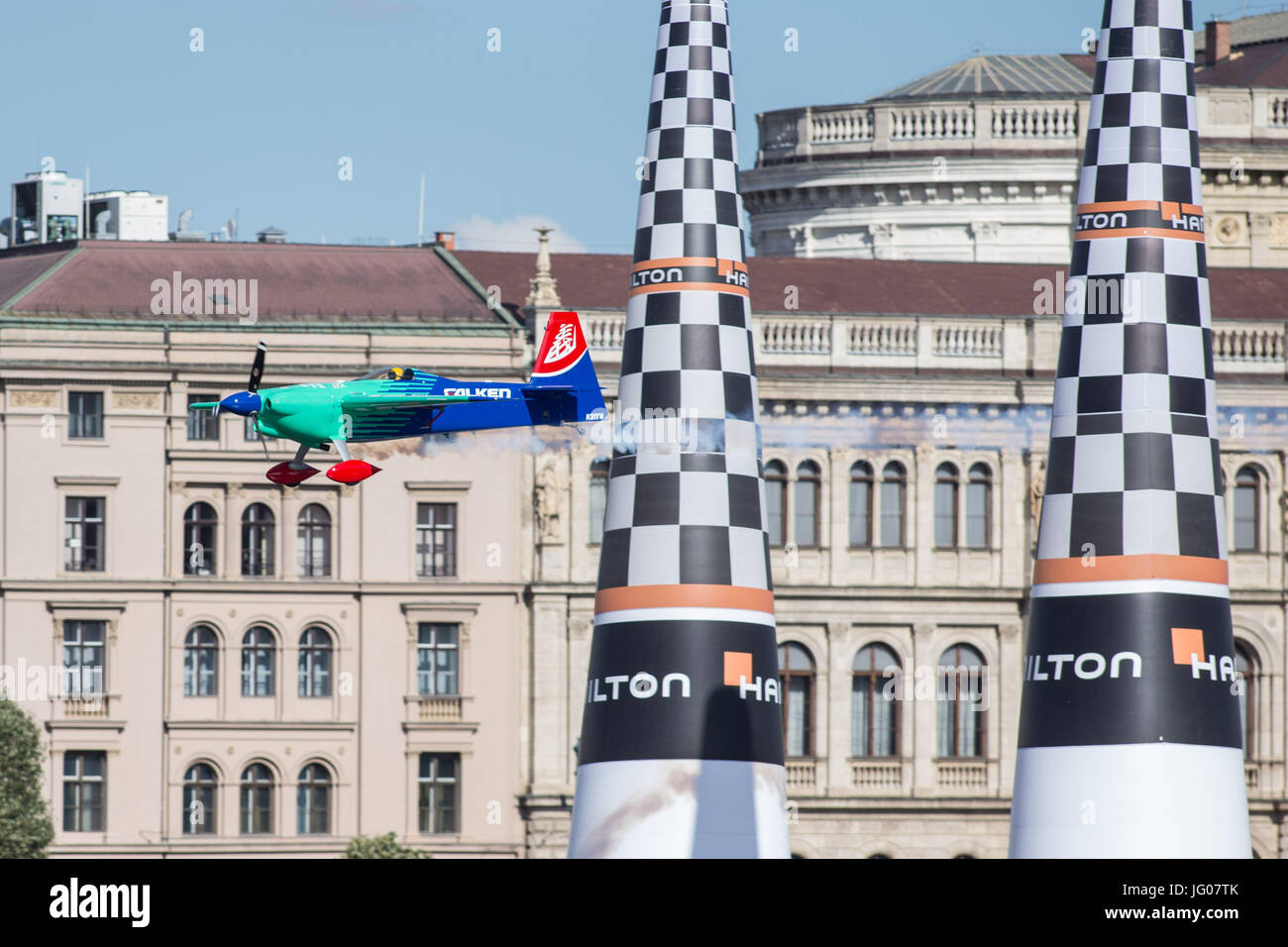 Budapest. 2 Luglio, 2017. Pilota giapponese Yoshihide Muroya compete il giorno della gara della Red Bull Air Race 2017 competizioni mondiali a Budapest, in Ungheria il 2 luglio 2017. Yoshihide Muroya ha colto il terzo posto. Credito: Csaba Domotor/Xinhua/Alamy Live News Foto Stock