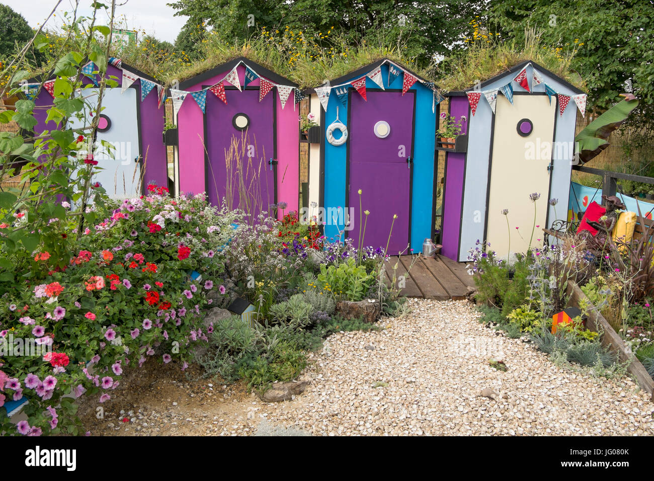 Hampton Court Palace, East Molesey, Regno Unito. 3 Luglio, 2017. Giardini di Southend, celebra il mare. Il più grande del mondo di fiori annuali mostrano corre da 4-9 luglio, fiancheggianti di entrambi i lati della lunga acqua a Hampton Court Palace e include mostrano giardini, rose, MARQUEE MARQUEE floreali e Pianta padiglioni. Credito: Malcolm Park / Alamy Live News. Foto Stock