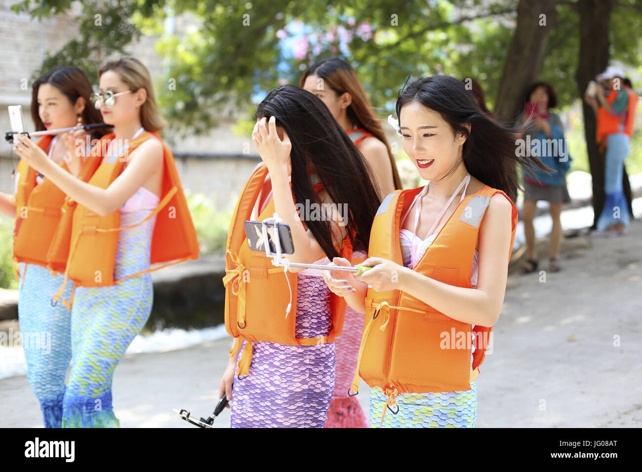 Pingdingshan, Pingdingshan, Cina. 2 Luglio, 2017. Otto personaggi online indossando costumi mermaid streaming video dal vivo in una zona panoramica in Pingdingshan, centrale cinese della Provincia di Henan, Luglio 2nd, 2017. Credito: SIPA Asia/ZUMA filo/Alamy Live News Foto Stock