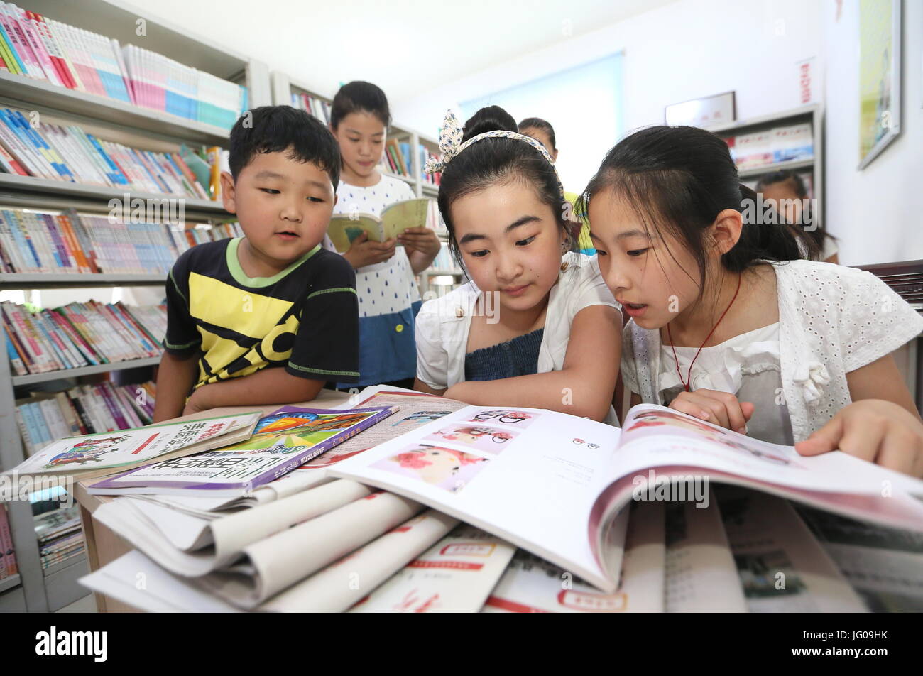 Qingdao, Cina Shandong. 3 Luglio, 2017. Gli alunni leggere libri a una comunità nel Jimo di Qingdao, Cina orientale della provincia di Shandong, 3 luglio 2017. Comunità locale dotato di vari programmi per studenti su vacanze estive. Credito: Liang Xiaopeng/Xinhua/Alamy Live News Foto Stock