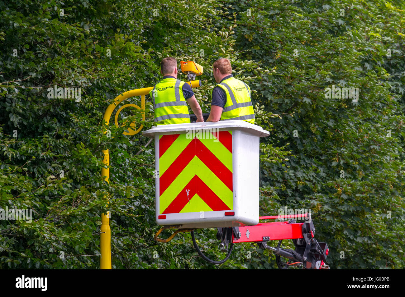 Installazione di autovelox a Southport, Merseyside, Regno Unito. 3 luglio 2017. Nuova Vysionics Average Speed Infrared autovelox, radar, attrezzature, video, tecnologia di viaggio sorveglianza in corso di installazione da parte del gruppo Loxam, sulla A565 Southport New Road. L'installazione è quasi completa sul percorso dopo che la partnership per la sicurezza stradale del Lancashire ha dato la Passi pure per i nuovi sistemi di telecamere per l'applicazione della velocità sulle rotte, con la speranza di ridurre il numero di morti e rendere le strade più sicure per tutti da utilizzare. Le telecamere possono funzionare in condizioni di completa oscurità, grazie all'uso di illuminazione a infrarossi. Foto Stock