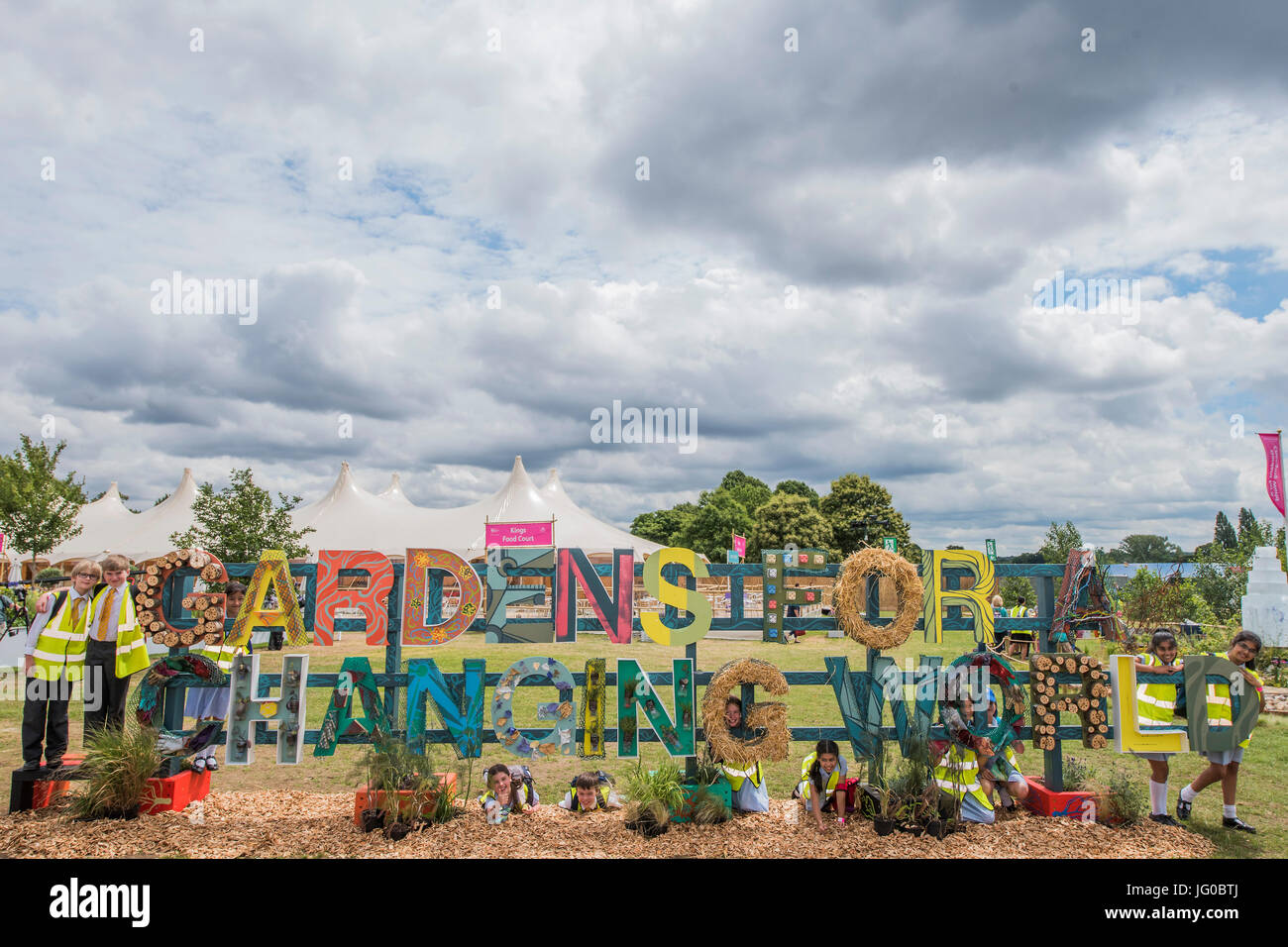 Londra, Regno Unito. 3 Luglio, 2017. Bambini fromStaines Prep scuola con i giardini per un mondo che cambia segno - Il Hampton Court Flower Show organizzato dalla Royal Horticultural Society (RHS). Nel parco del Palazzo di Hampton Court, Londra. Credito: Guy Bell/Alamy Live News Foto Stock