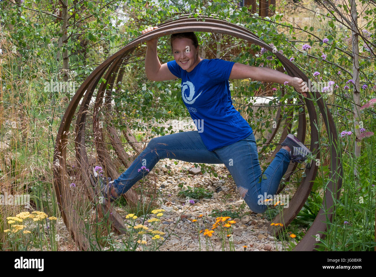 Hampton Court Palace, East Molesey, Regno Unito. 3 Luglio, 2017. Thuli Agnello, un urbano libero atleta runner da generazioni di Parkour, esegue sulla St proprietà Modwen PLC: Brownfield metamorfosi - giardino. Il più grande del mondo di fiori annuali mostrano corre da 4-9 luglio, fiancheggianti di entrambi i lati della lunga acqua a Hampton Court Palace e include mostrano giardini, rose, MARQUEE MARQUEE floreali e Pianta padiglioni. Credito: Malcolm Park / Alamy Live News. Foto Stock