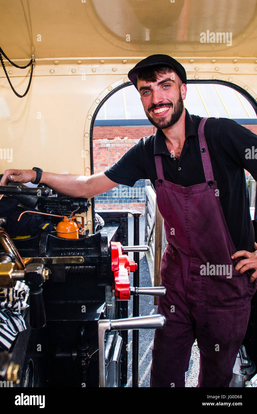 Aberystwyth Wales UK, lunedì 03 luglio 2017. 21 anni oggi, il giorno del suo compleanno Jac Smith è diventato l'ultima persona a qualificarsi come una locomotiva sulla valle di Rheidol Railway in Aberystwyth, facendo di lui uno dei più giovani locomotiva a vapore i driver NEL REGNO UNITO. Jac prima uniti la ferrovia come un apprendista di ingegneria dopo aver lasciato la scuola a 16. Credito: keith morris/Alamy Live News Foto Stock