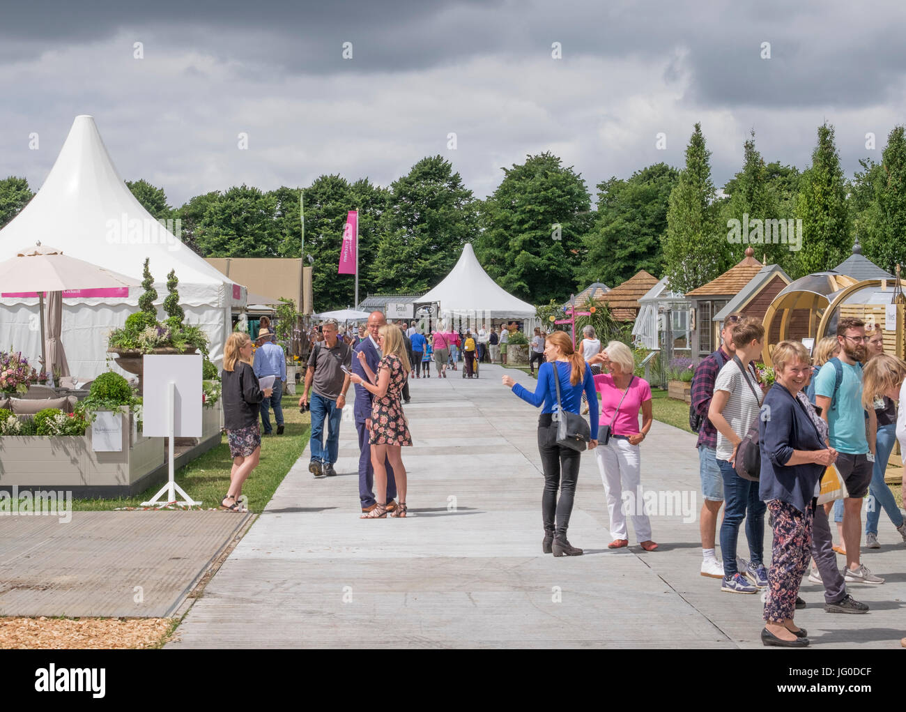 Hampton Court Palace, East Molesey, Regno Unito. 3 Luglio, 2017. Il più grande del mondo di fiori annuali mostrano corre da 4-9 luglio, fiancheggianti di entrambi i lati della lunga acqua a Hampton Court Palace e include mostrano giardini, rose, MARQUEE MARQUEE floreali e Pianta padiglioni. Credito: Malcolm Park / Alamy Live News. Foto Stock