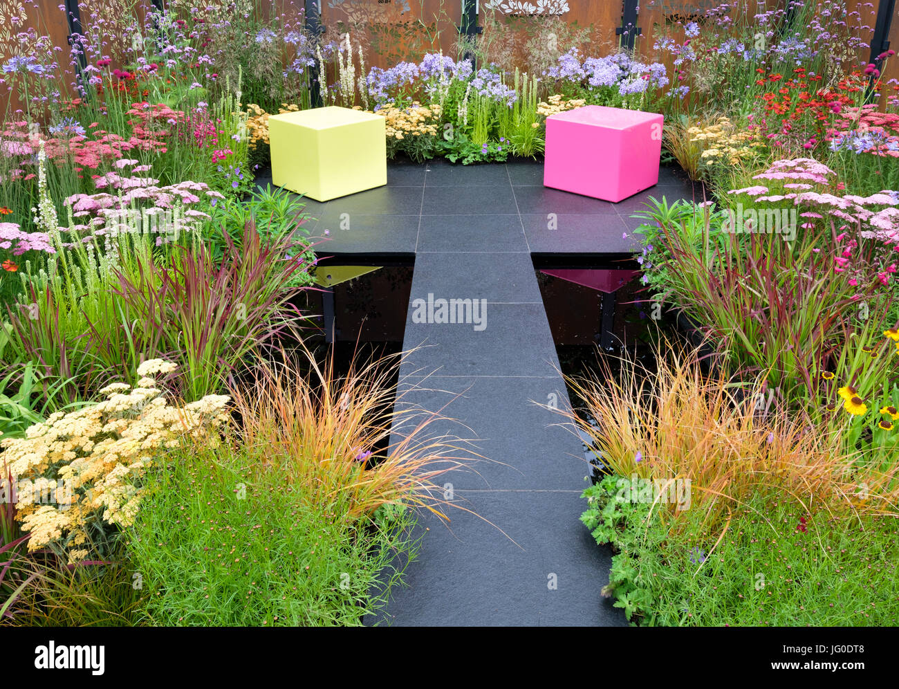 Hampton Court, Inghilterra, Regno Unito. 3 Luglio, 2017. La casella colore mostra giardino disegnato da Charlie Bloom e Simon Webster, RHS Hampton Court Palace Flower Show. Credito: P Tomlins/Alamy Live News Foto Stock