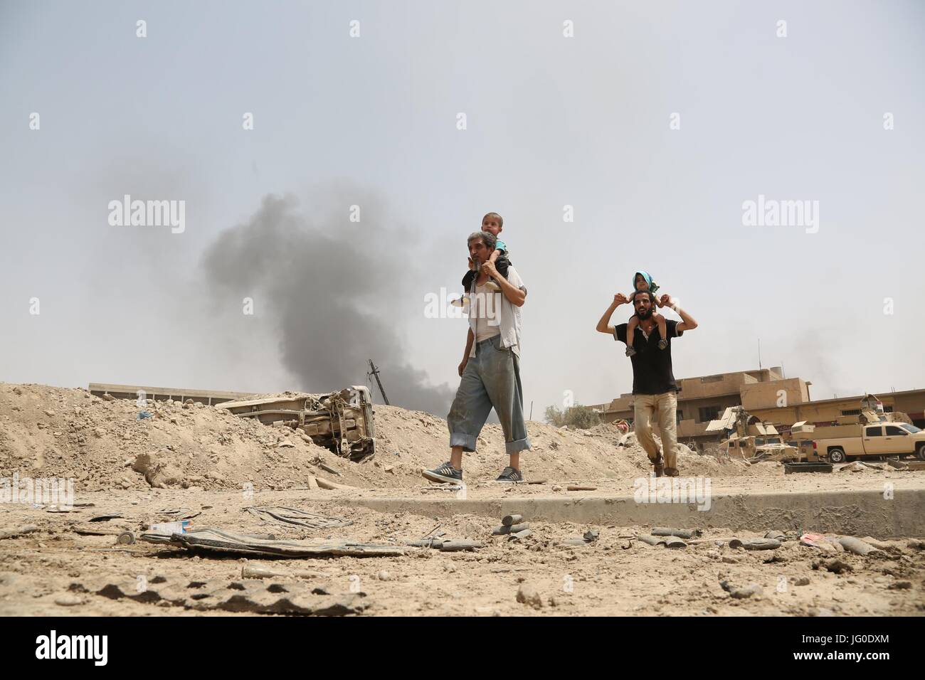 Mosul, Iraq. 3 Luglio, 2017. Un gruppo di civili iracheni fuggire dalla battaglia nella vecchia città di Mosul, Iraq, il 3 luglio 2017. Governo iracheno forze continueranno la loro spinta contro uno Stato islamico militanti della vecchia città di Mosul occidentali, con grandi gruppi di civili evacuati dal campo di battaglia. Credito: Khalil Dawood/Xinhua/Alamy Live News Foto Stock