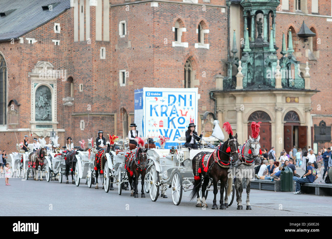 Una carrozza trainata da cavalli fa il suo modo attraverso le strade di Cracovia, in Polonia, 22 giugno 2017. La città, per la Polonia la seconda più grande dopo Varsavia è stata la capitale culturale europea nel 2000 e sta attualmente ospitando la UEFA U21 del Campionato Europeo. Foto: Jan Woitas/dpa-Zentralbild/dpa Foto Stock