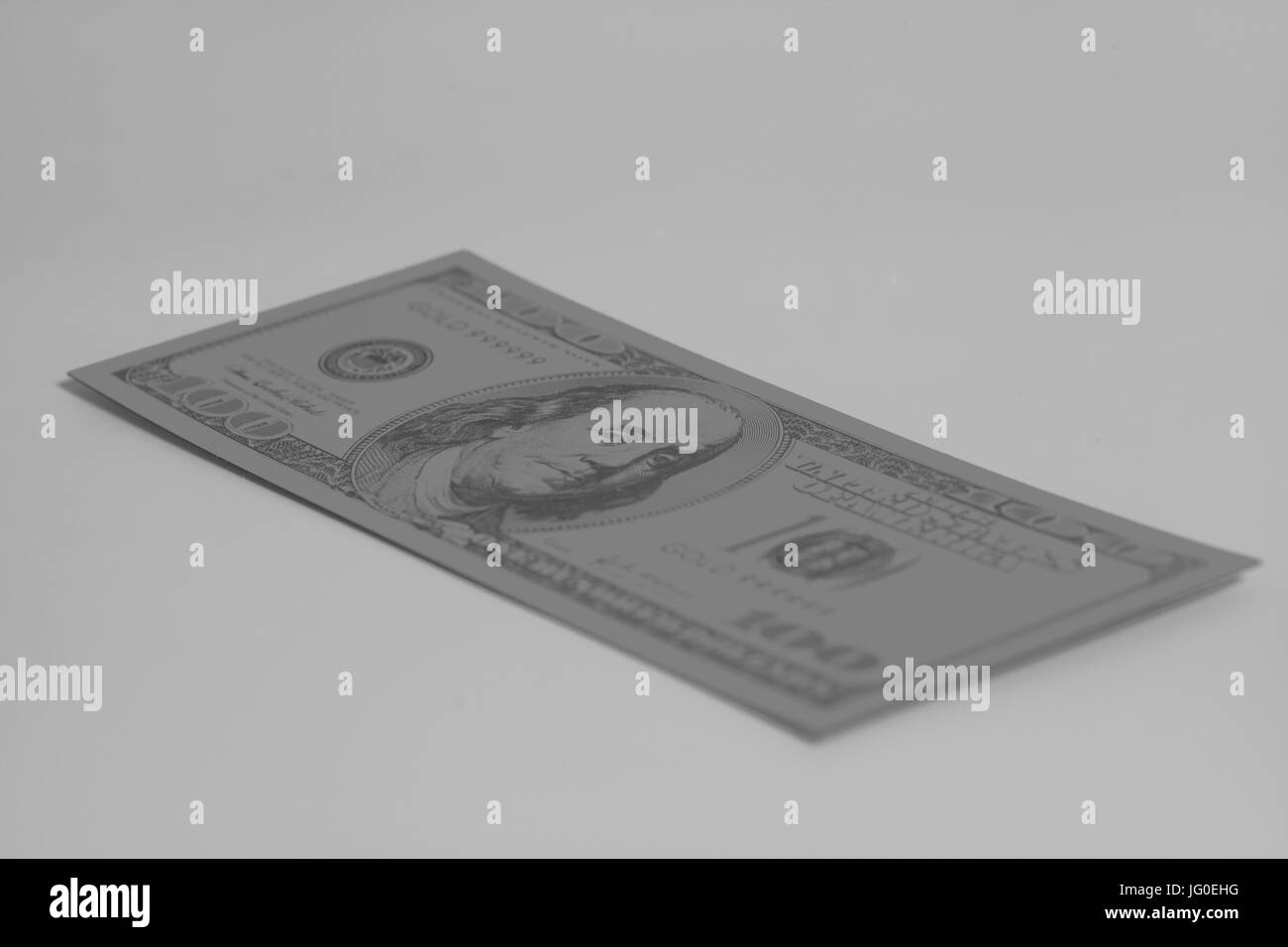 Un centinaio di dollar banconota su sfondo grigio. Foto Stock