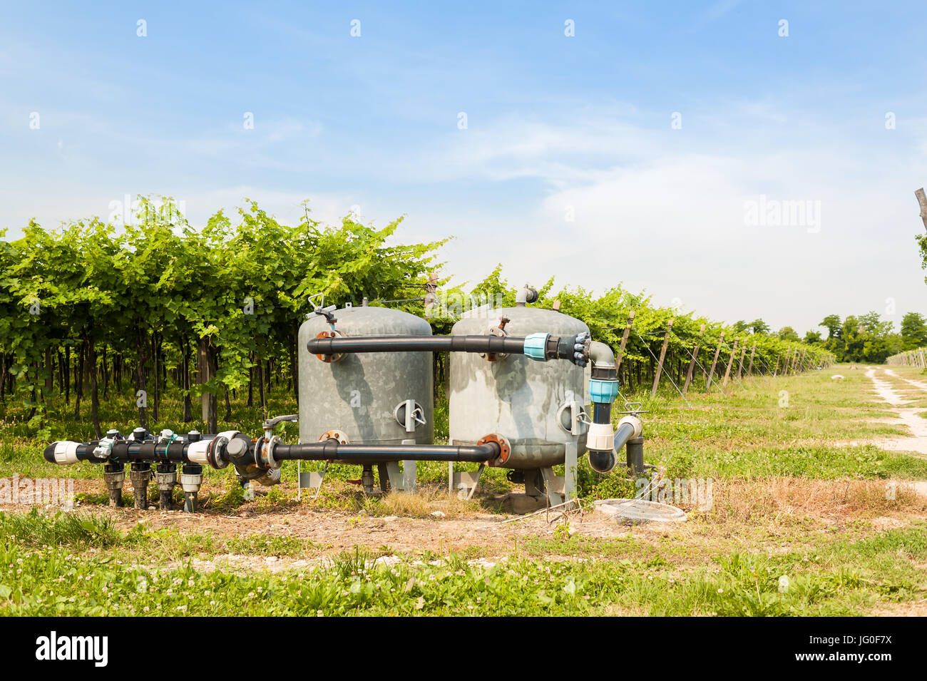 Sistema acqua di pompaggio per l'agricoltura, con un serbatoio di espansione. Foto Stock