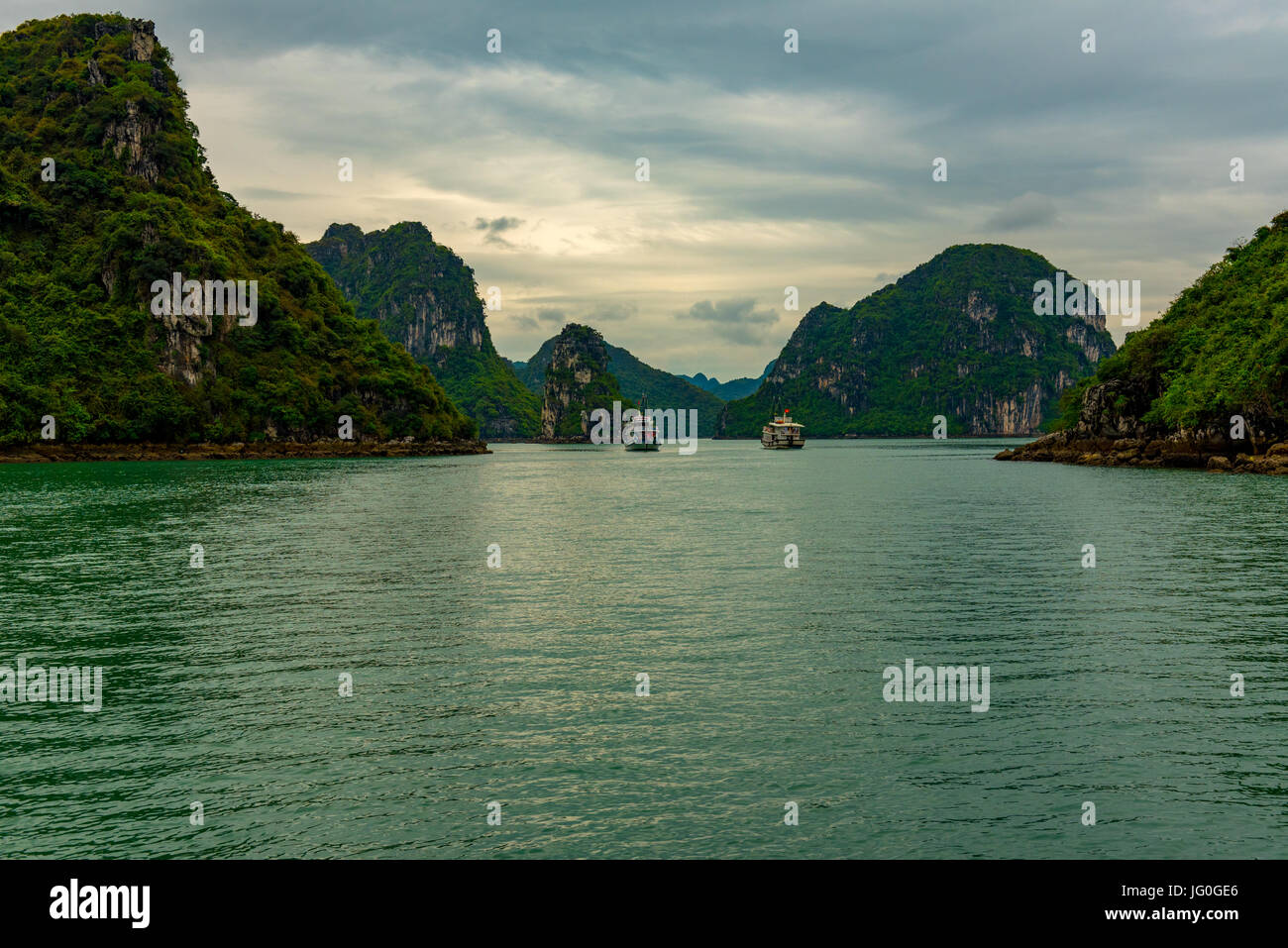Le acque calme della baia di Ha Long, Vietnam Foto Stock