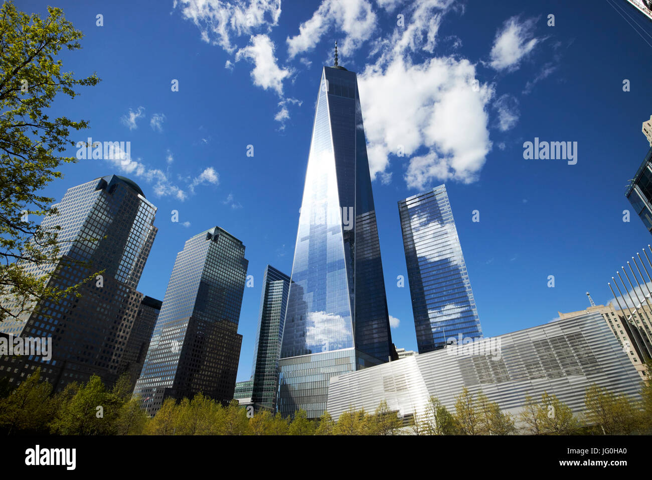 Guardando il one world trade center dal National September 11th memoriale New York City USA Foto Stock