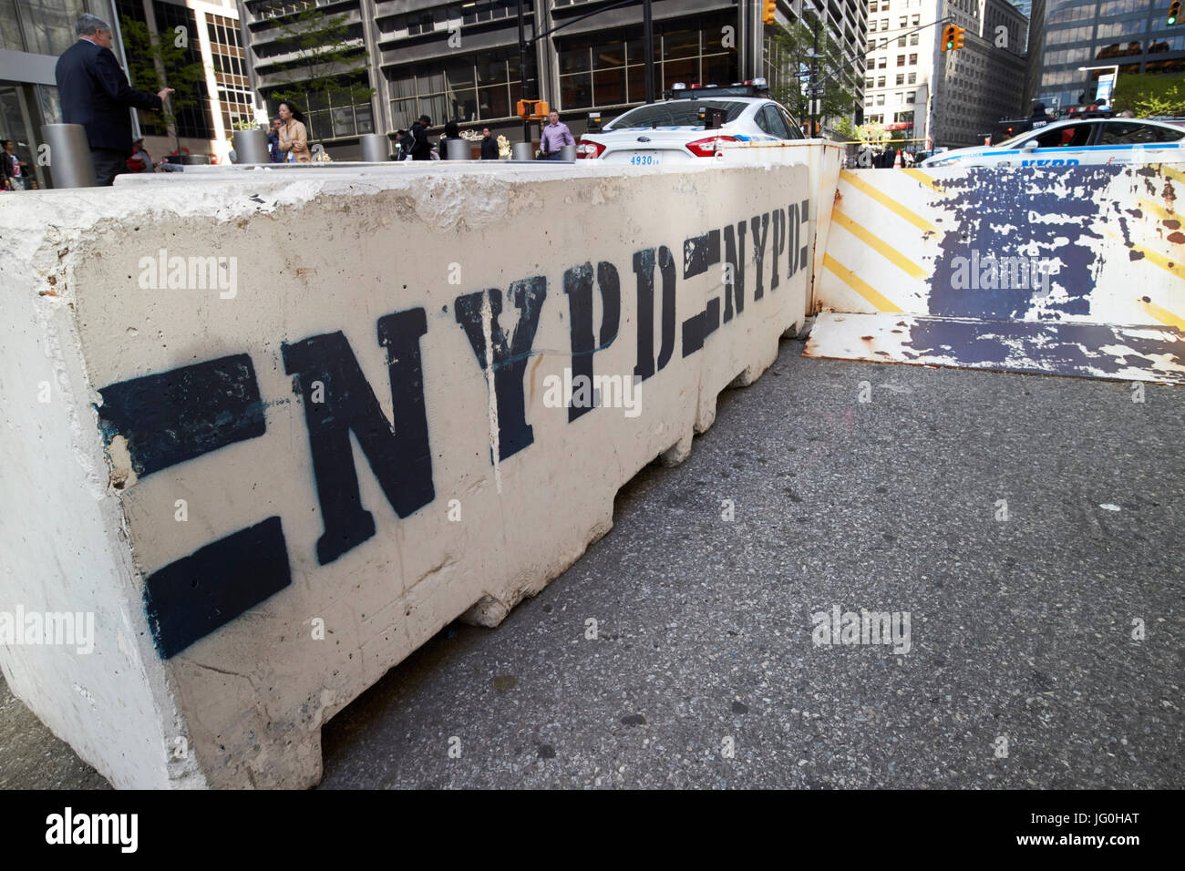 Nypd concrete delle barriere di sicurezza world trade center area di sicurezza New York City USA Foto Stock